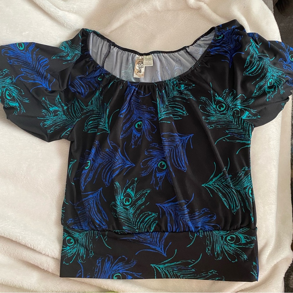 Lster Top, Medium Peacock print. Wide band bottom, elastic sleeves